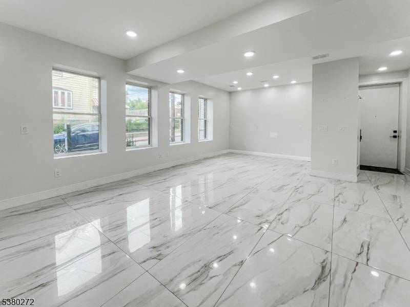 Jersey City, NJ 07305,285 Lembeck Ave #R