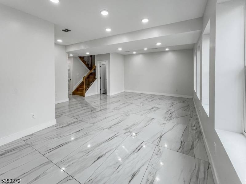 Jersey City, NJ 07305,285 Lembeck Ave #R