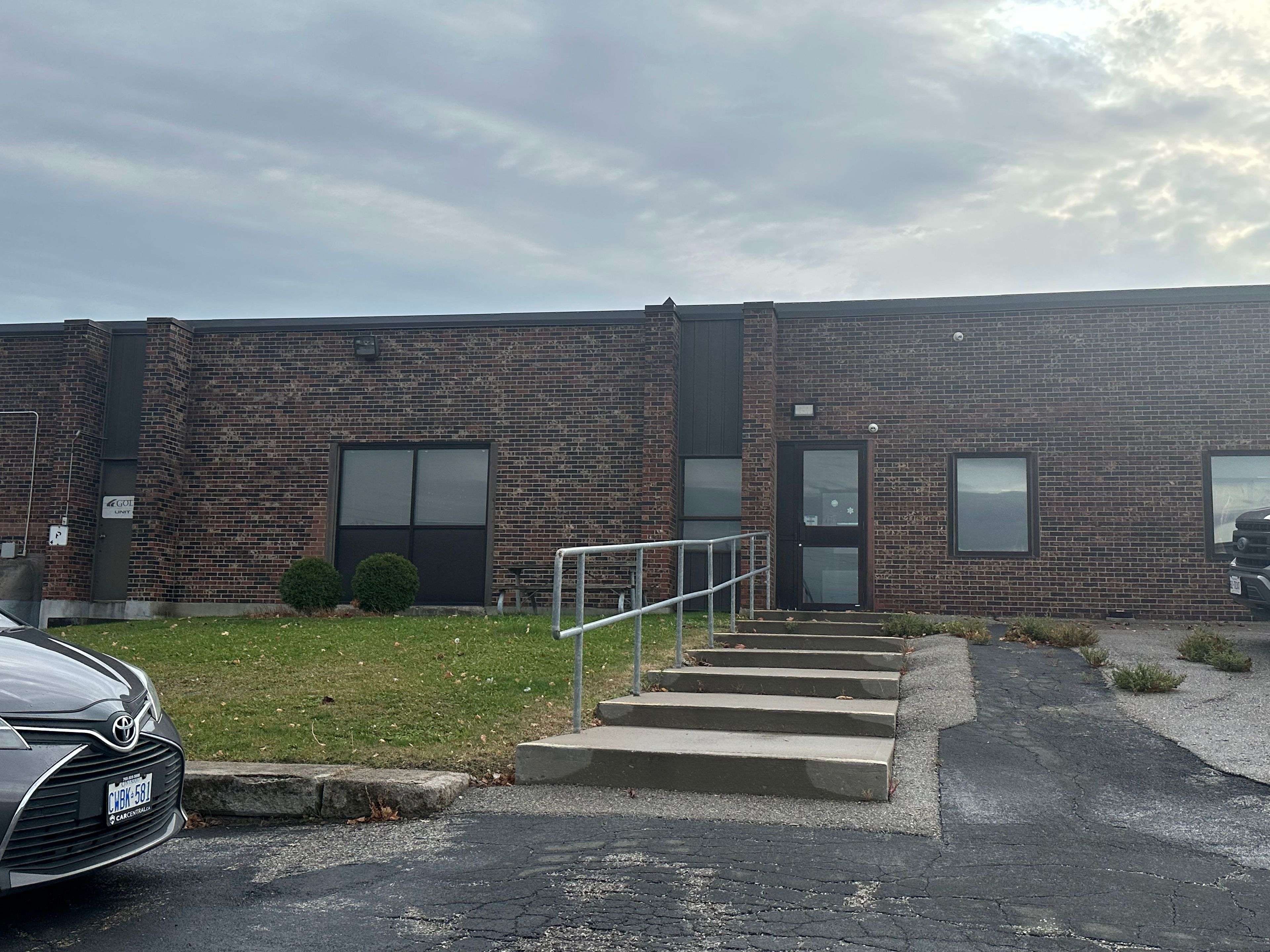 Barrie, ON L4M 6K9,60 Bell Farm RD W #4