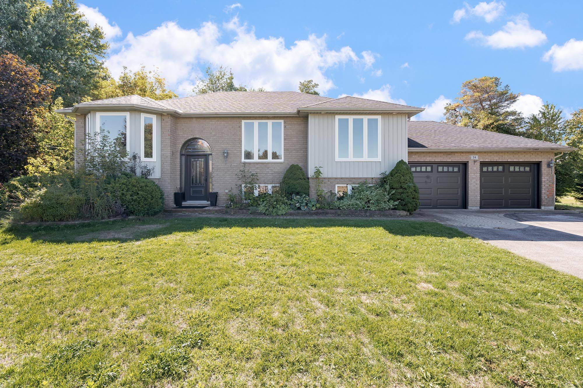 Springwater, ON L0M 1T2,24 Parr BLVD