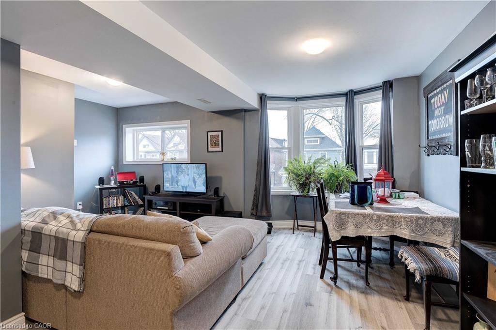 Hamilton, ON L8M 1R3,24 Avalon PL #Upper