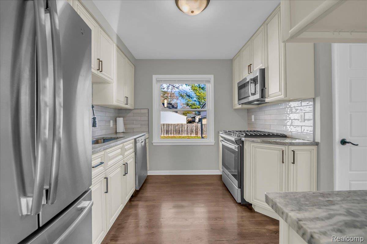 Clawson, MI 48017,266 Massoit ST