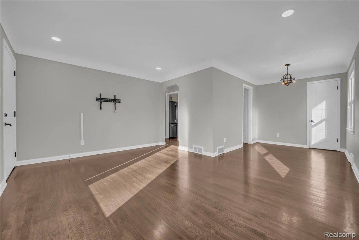 Clawson, MI 48017,266 Massoit ST