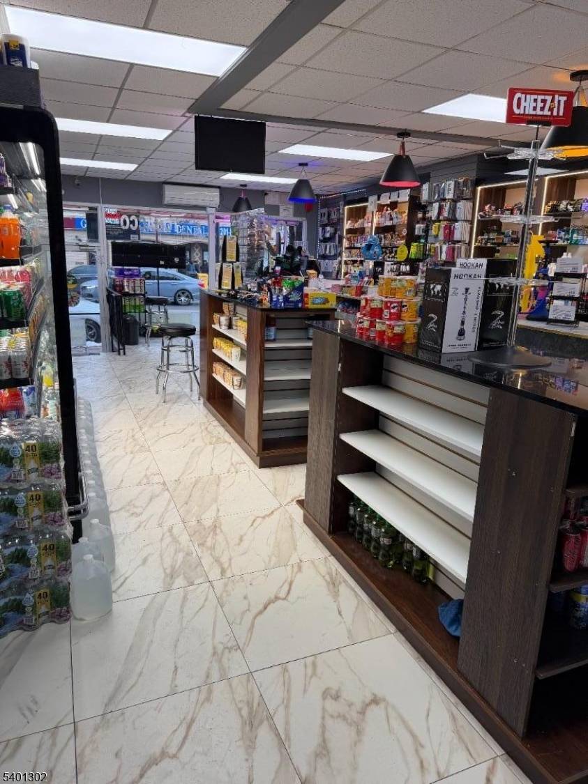 Guttenberg Town, NJ 07093,6803 Bergenline Ave