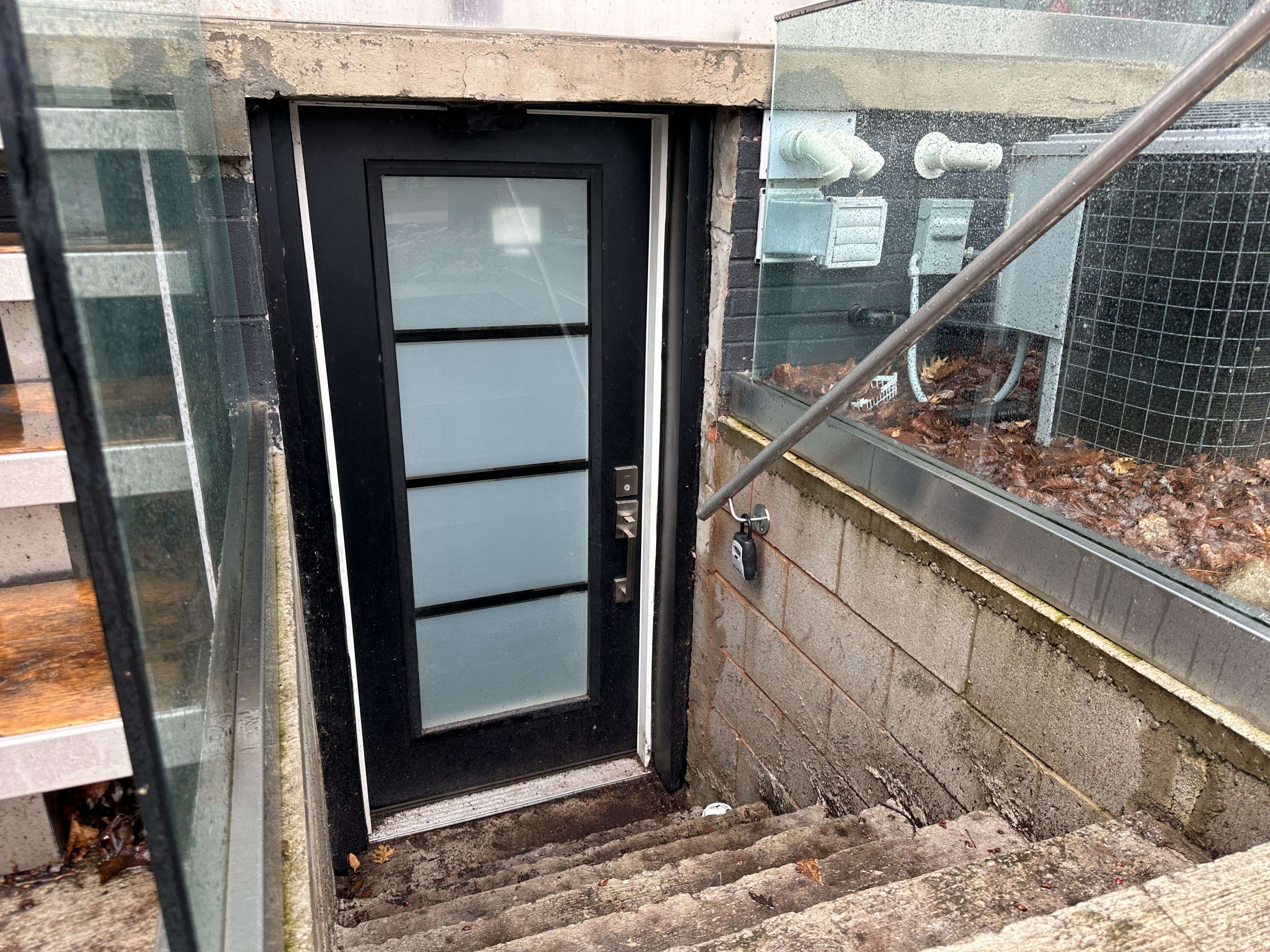 Toronto C02, ON M6G 2P6,725 Palmerston AVE W #BSMT