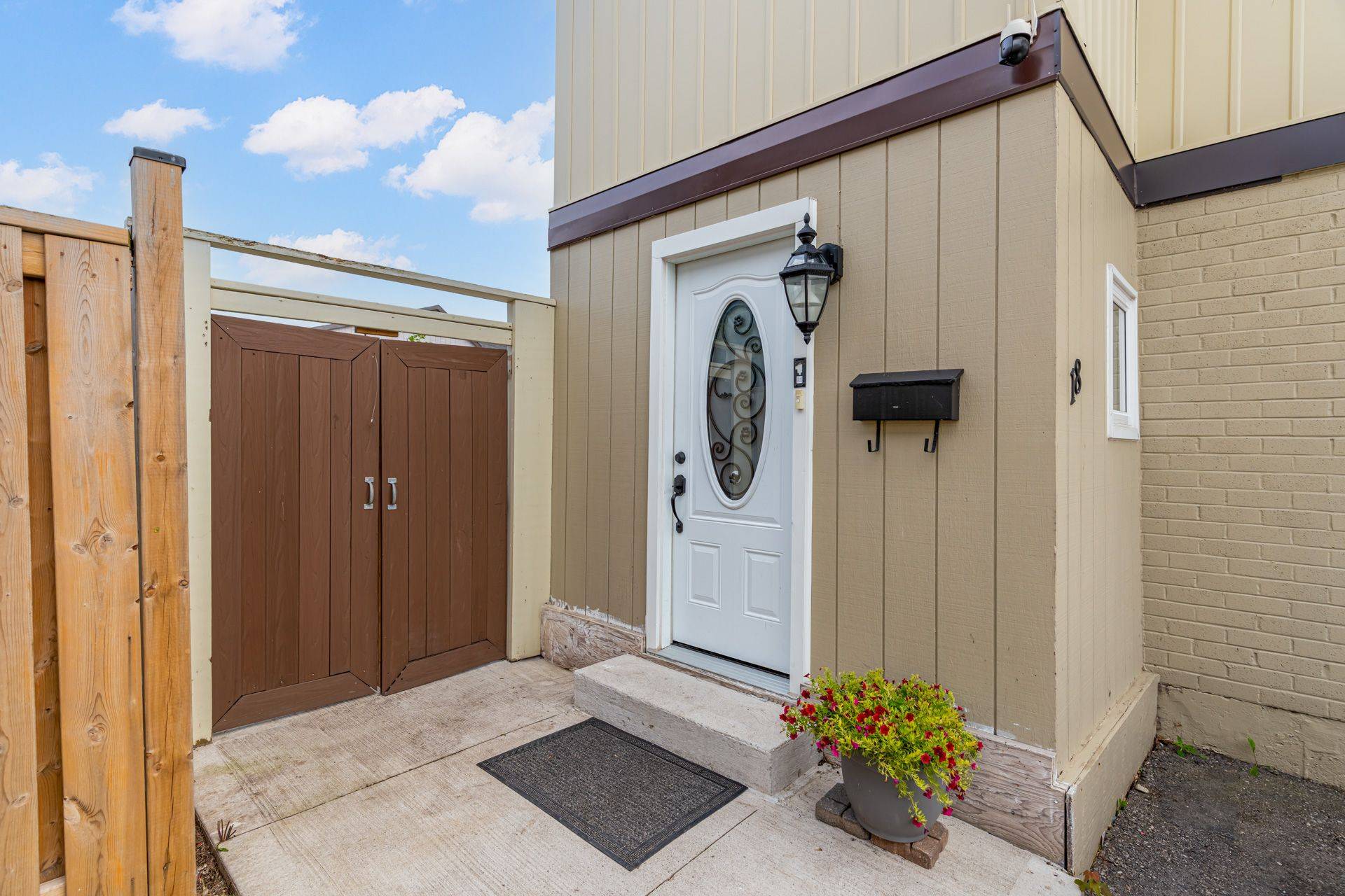 Brampton, ON L6S 2B9,18 Hernon CT