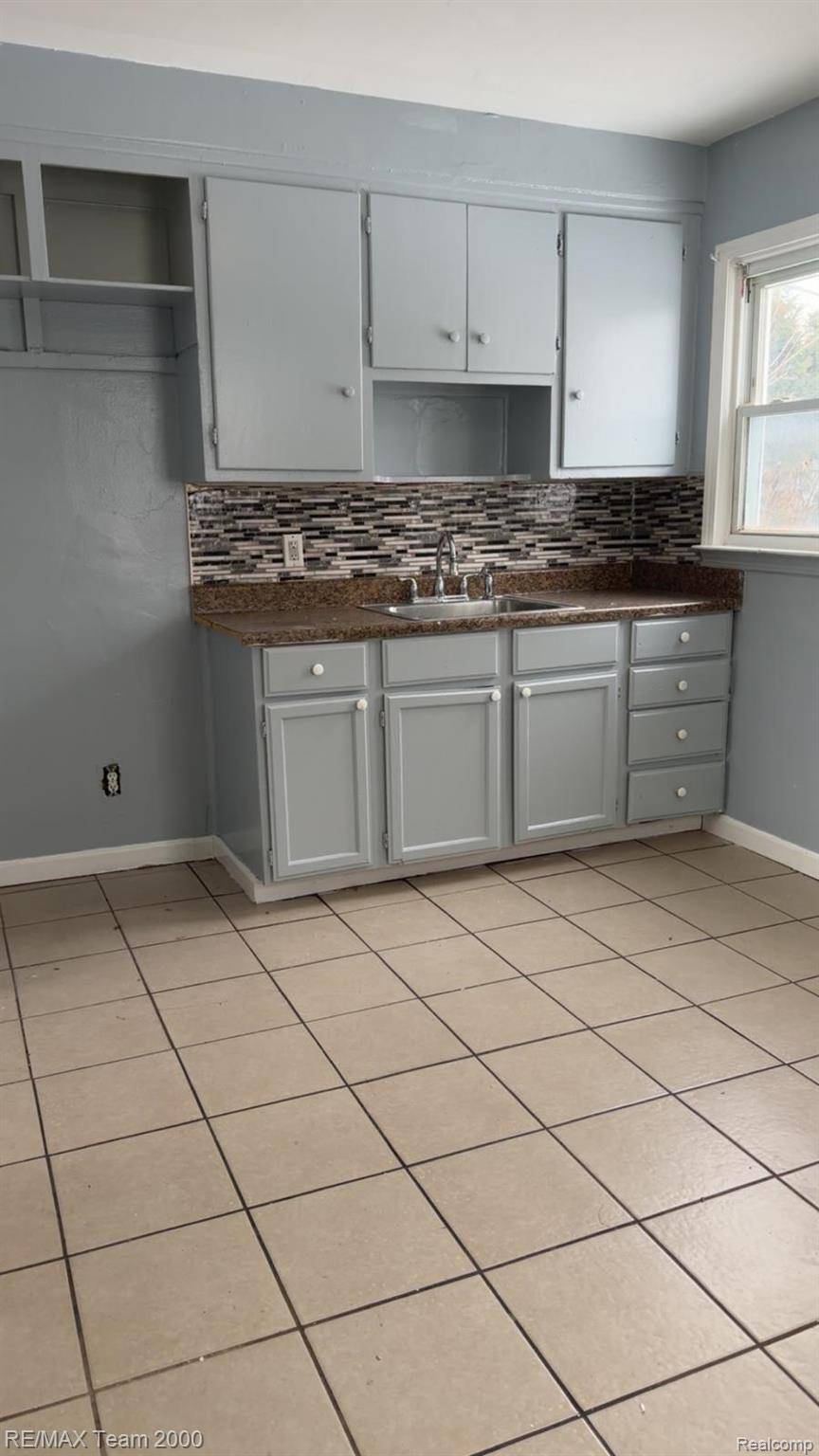 Redford, MI 48240,20528 Seminole