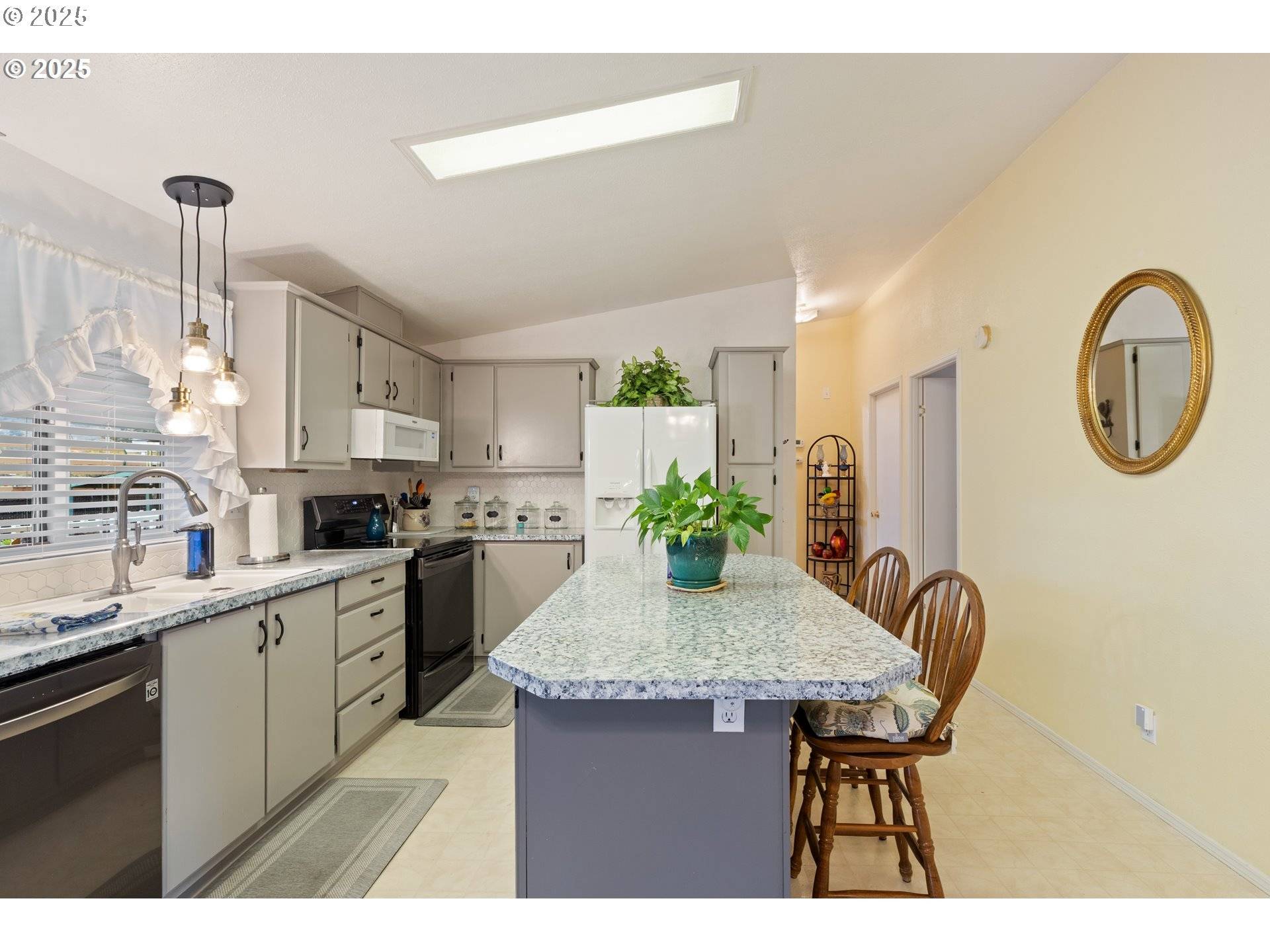 Sutherlin, OR 97479,281 HEAVENLY CT