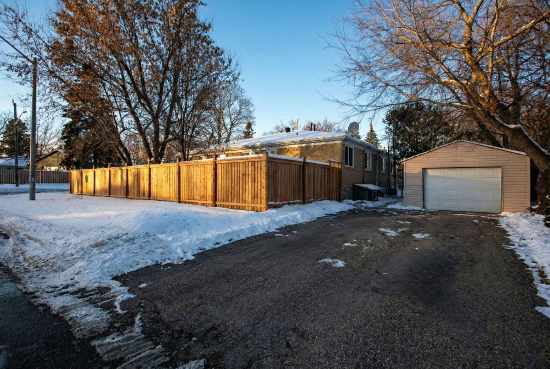 Richmond Hill, ON L4C 3H3,303 Blue Grass BLVD