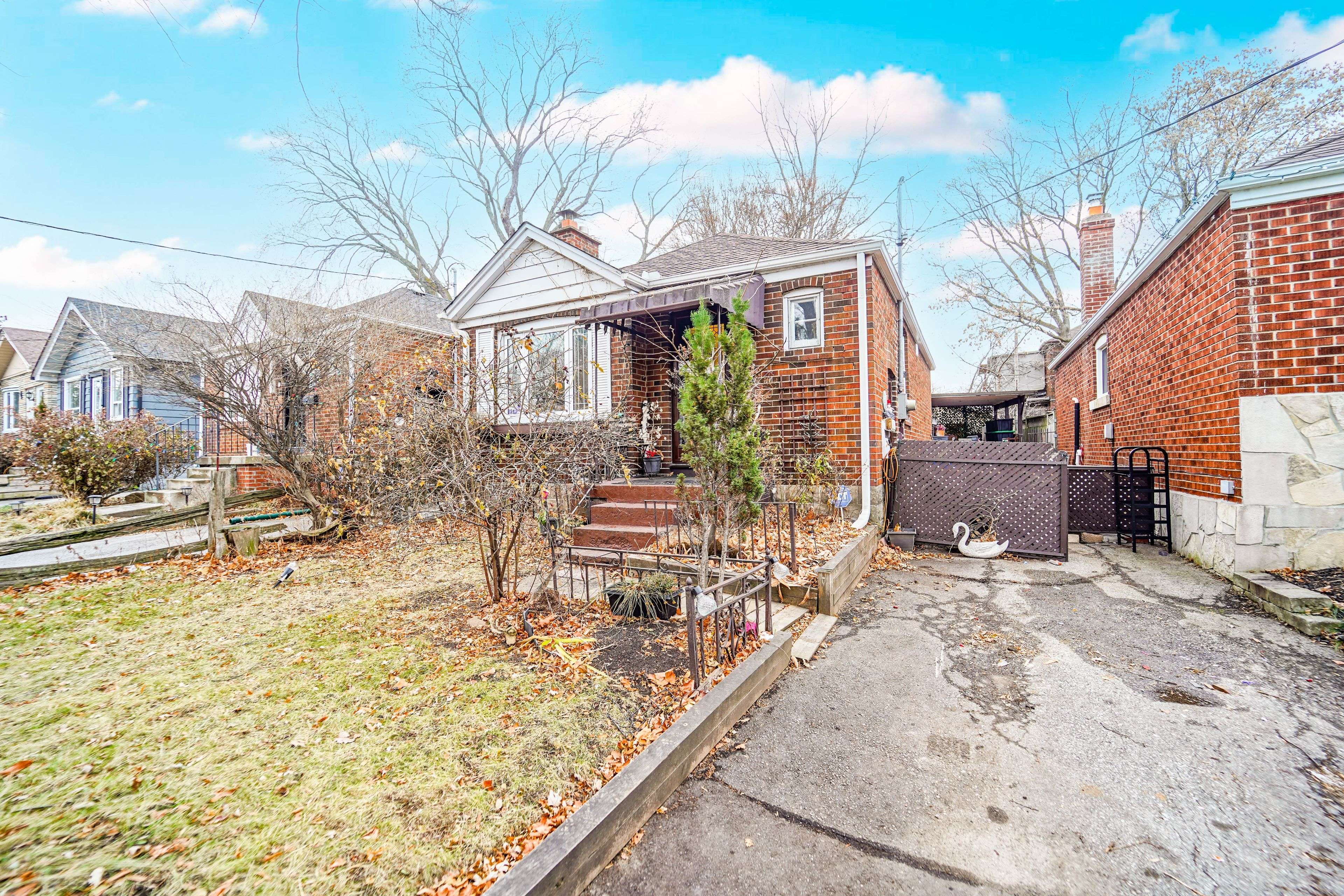 Toronto W06, ON M8V 1Y1,8 Struthers ST