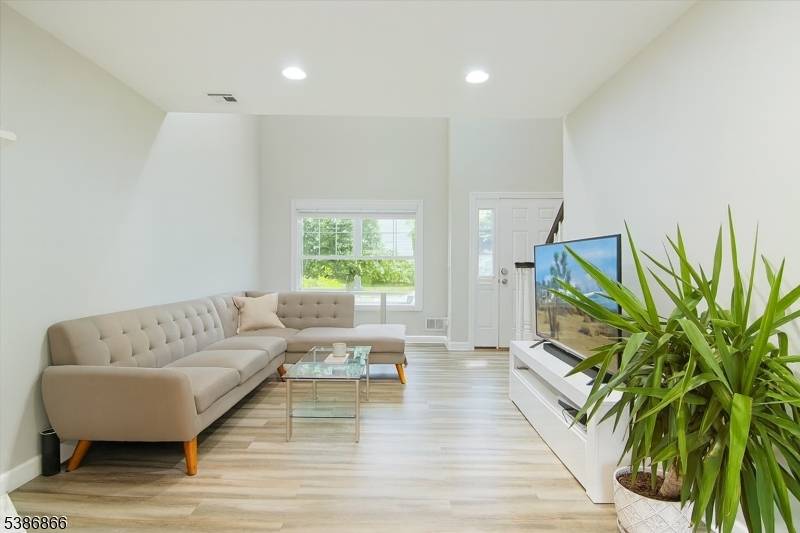 Saddle Brook Twp., NJ 07663,471 N Midland Ave #10