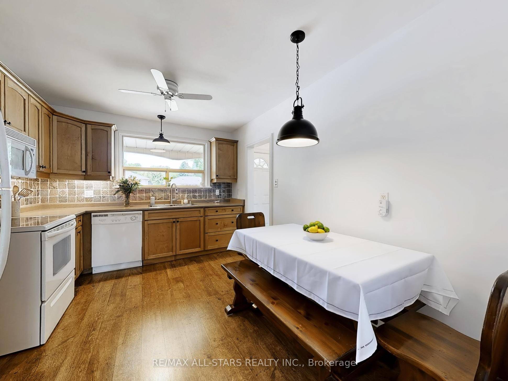 Markham, ON L3P 1R5,6 Lincoln Green DR #Main