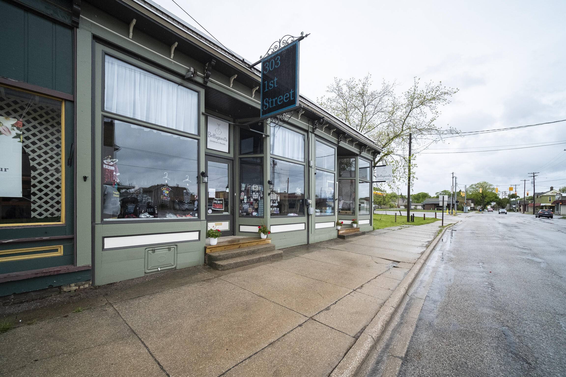 Manistee, MI 49660,303 First ST