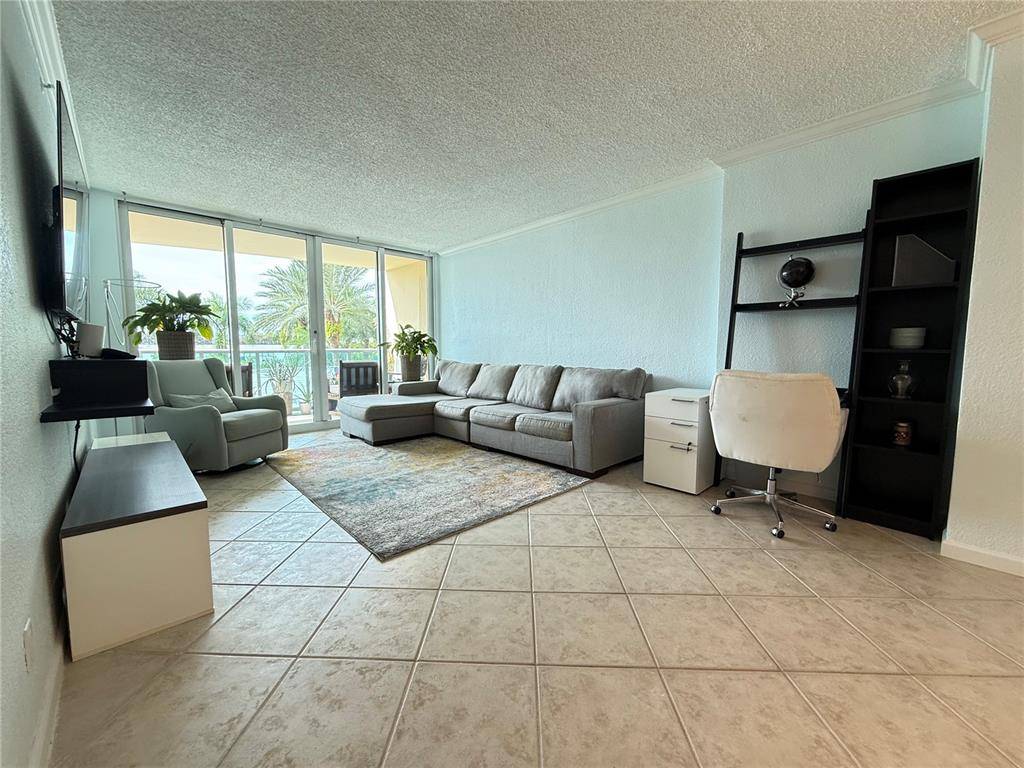 Hollywood, FL 33019,2501 S Ocean Dr #330