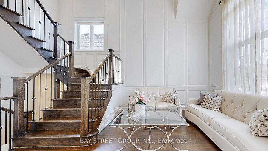 East Gwillimbury, ON L0G 1M0,71 Manor Glen CRES