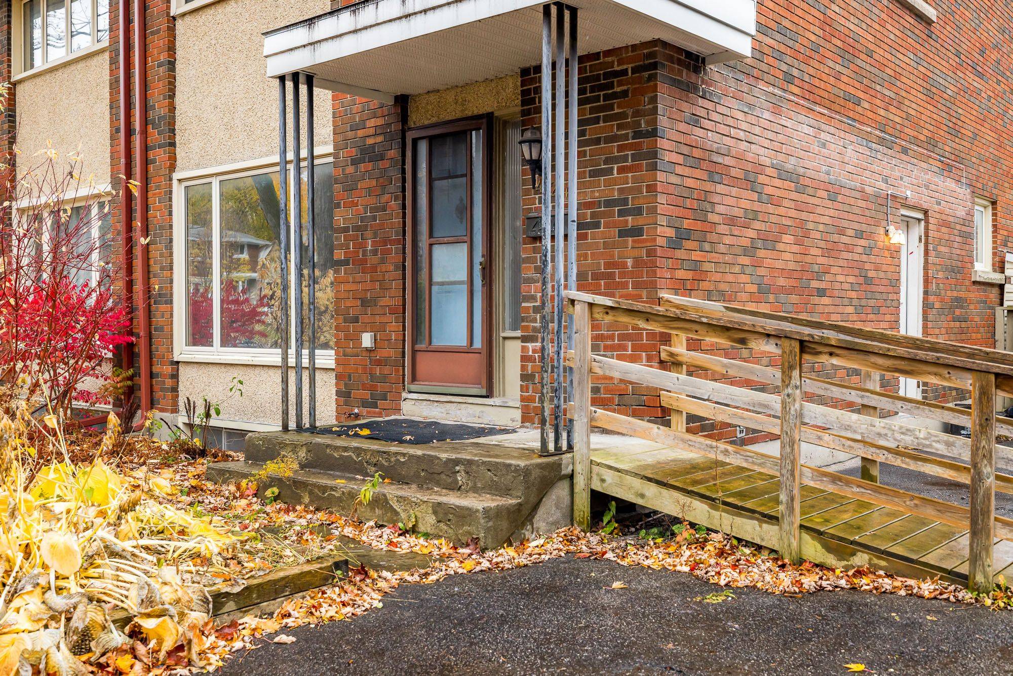 Manor Park - Cardinal Glen And Area, ON K1K 2R6,426 Apple Tree LN