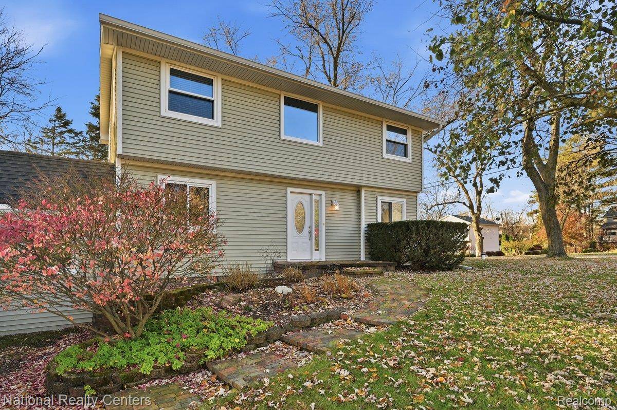 Orchard Lake, MI 48324,5595 Birdview HTS