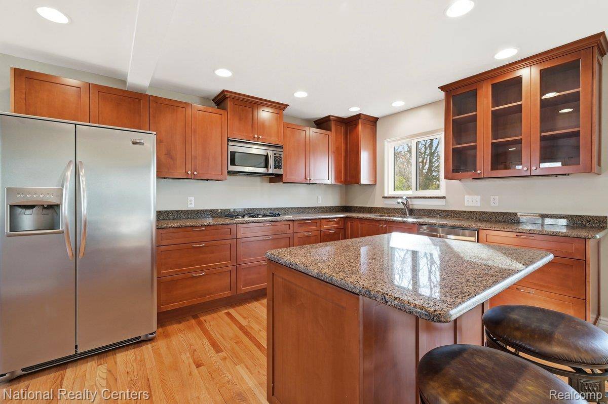 Orchard Lake, MI 48324,5595 Birdview HTS