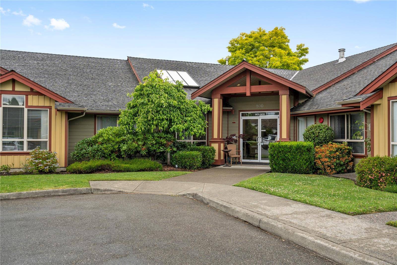 Parksville, BC V9P 2N5,261 Mills St #806