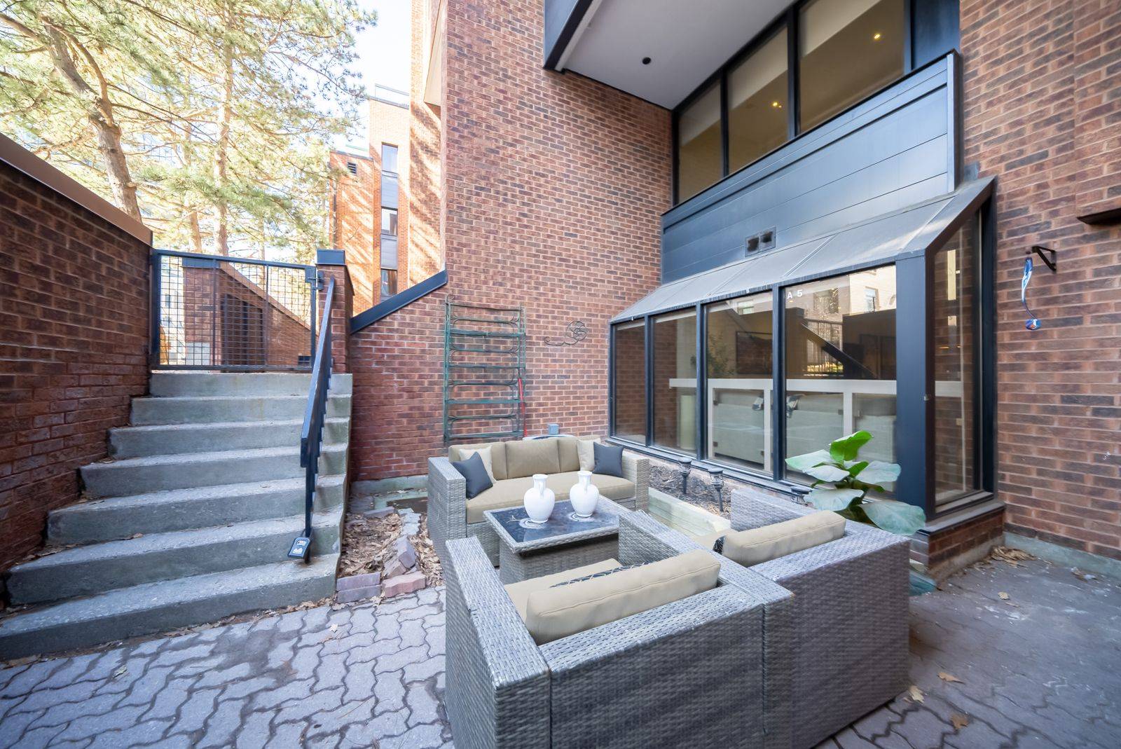 Toronto C02, ON M5R 1T2,142 Pears AVE #A5