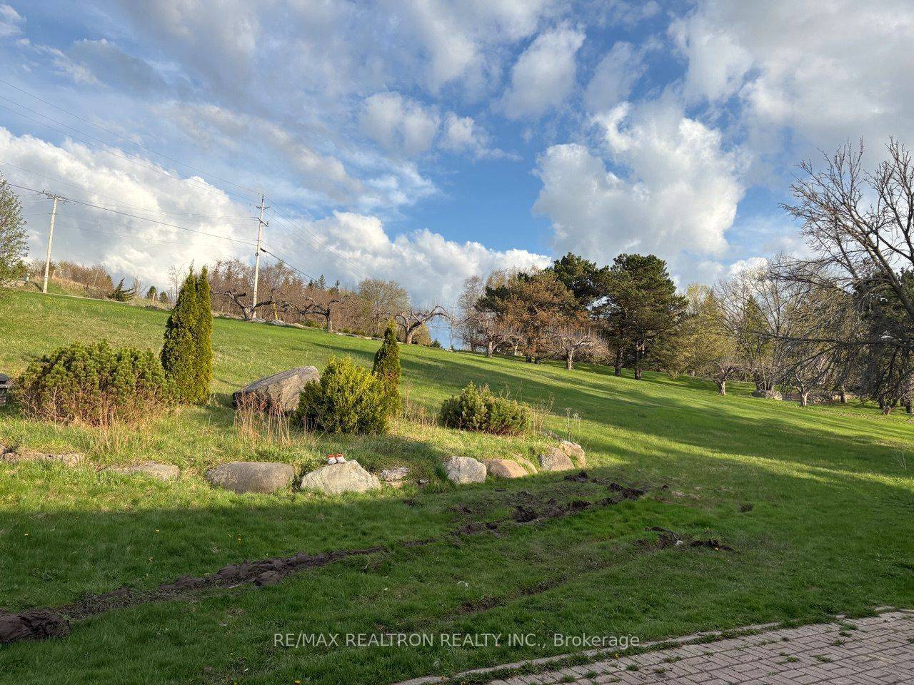 King, ON L7B 0K8,17450 Weston RD #A