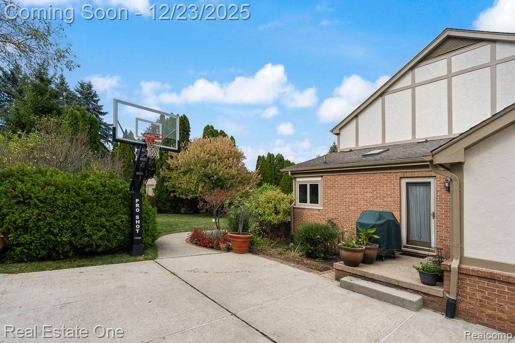 Troy, MI 48098,1574 Devonshire DR