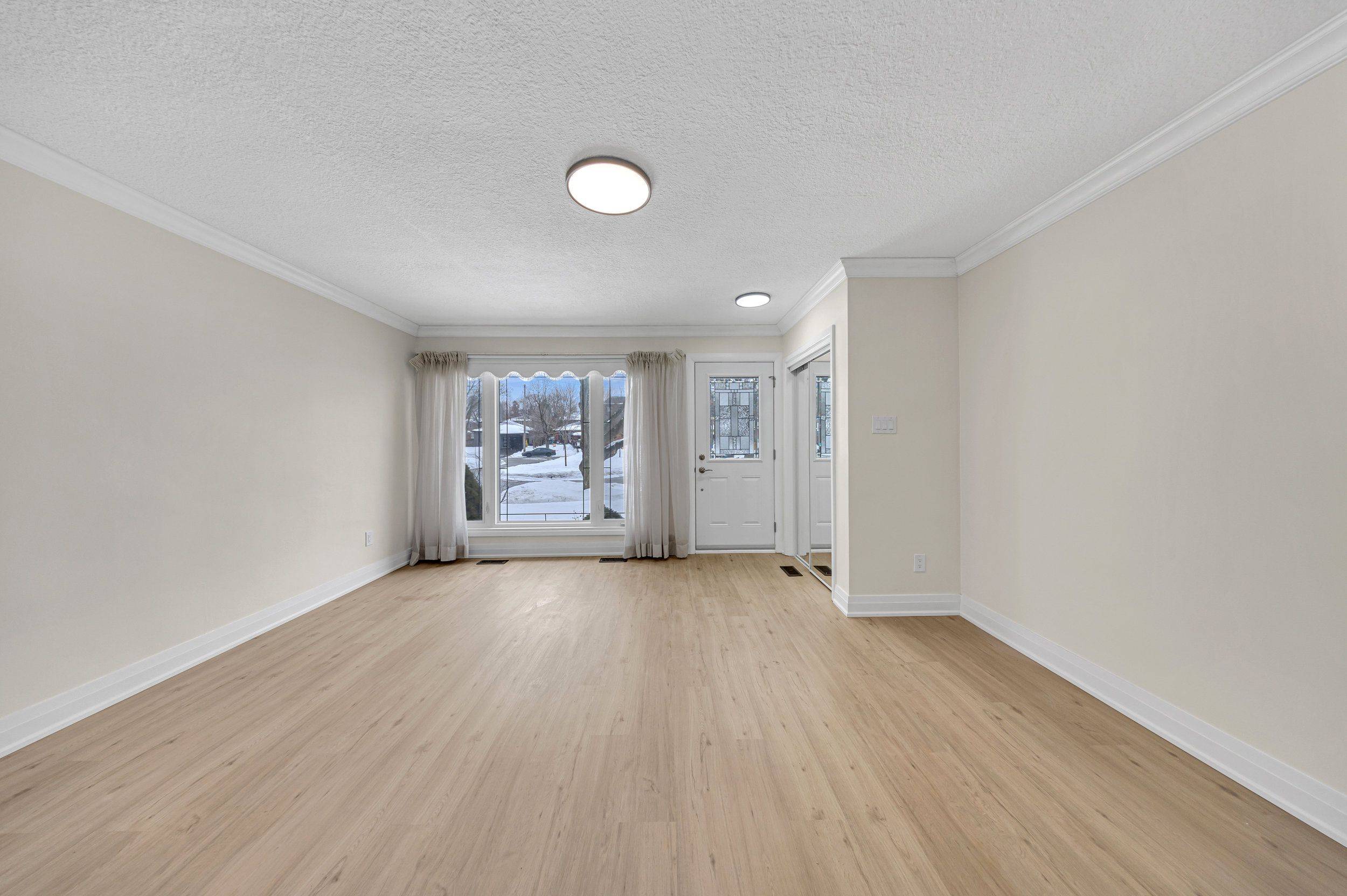 Toronto E09, ON M1J 1Y8,28 Furlong CT #Main