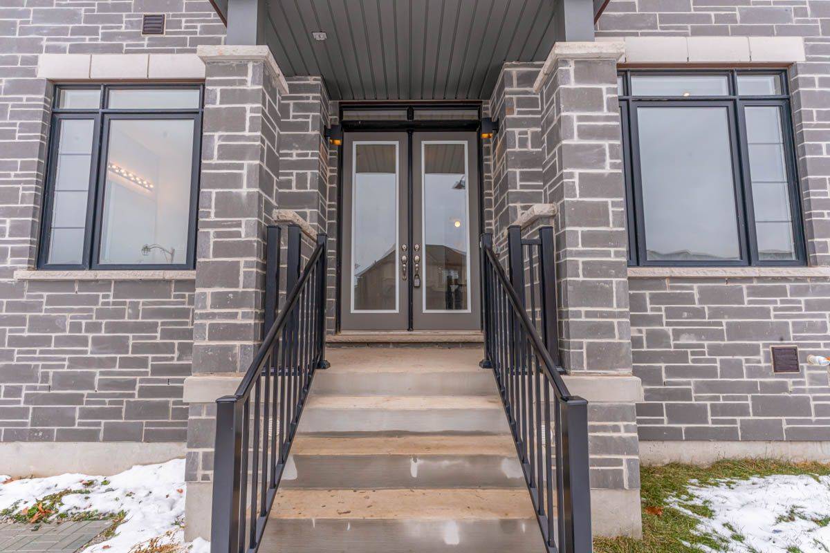 Milton, ON L9T 7E7,883 Plum PL