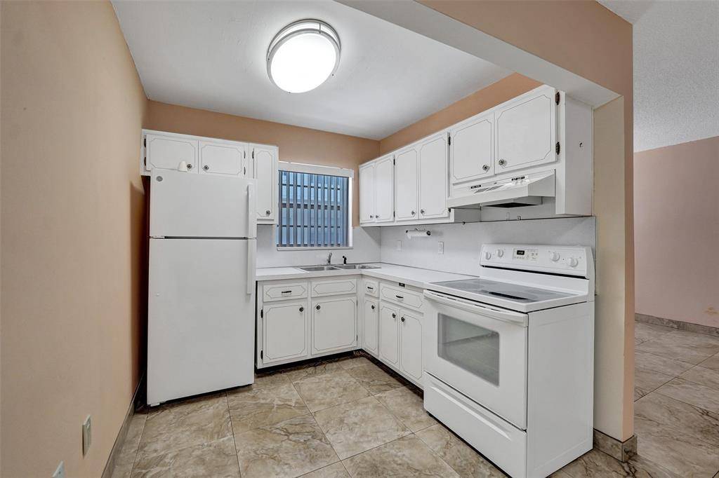 Hollywood, FL 33020,2010 Fillmore St #202