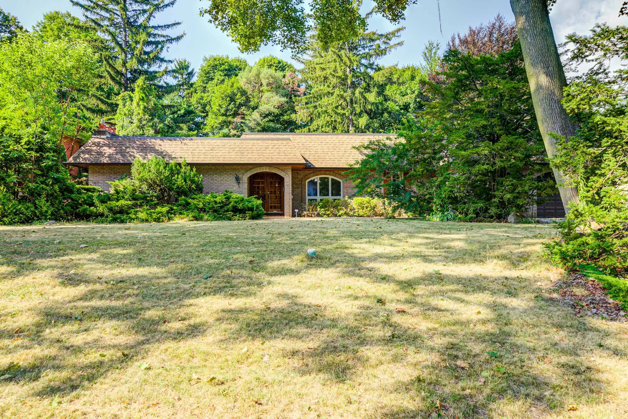 Mississauga, ON L5H 2M1,1528 Knareswood DR