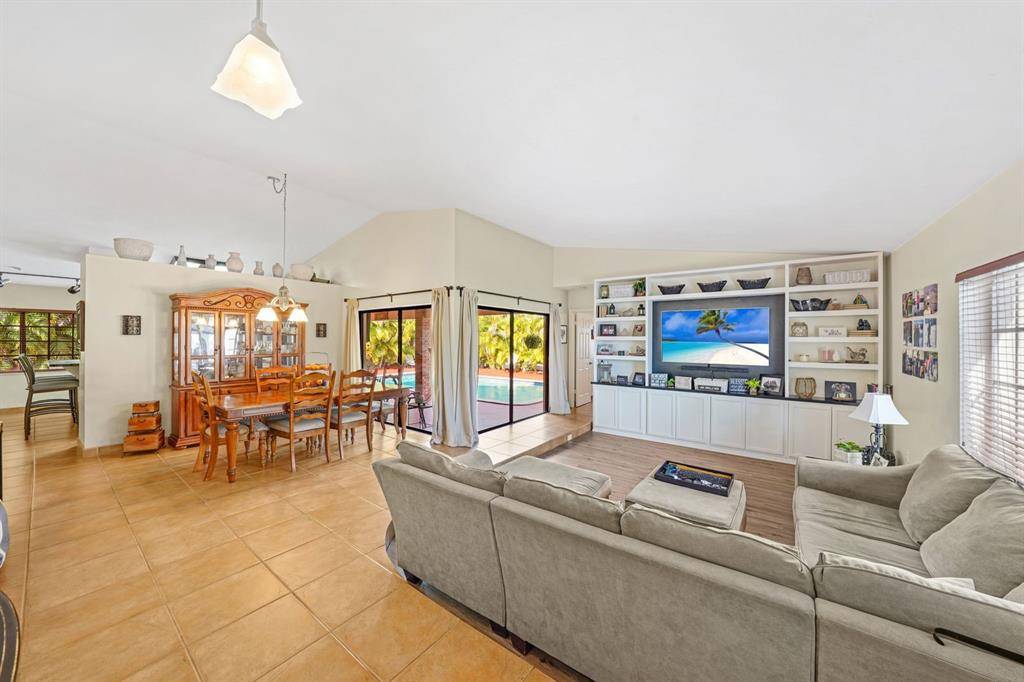 Hialeah, FL 33015,18910 W Oakmont