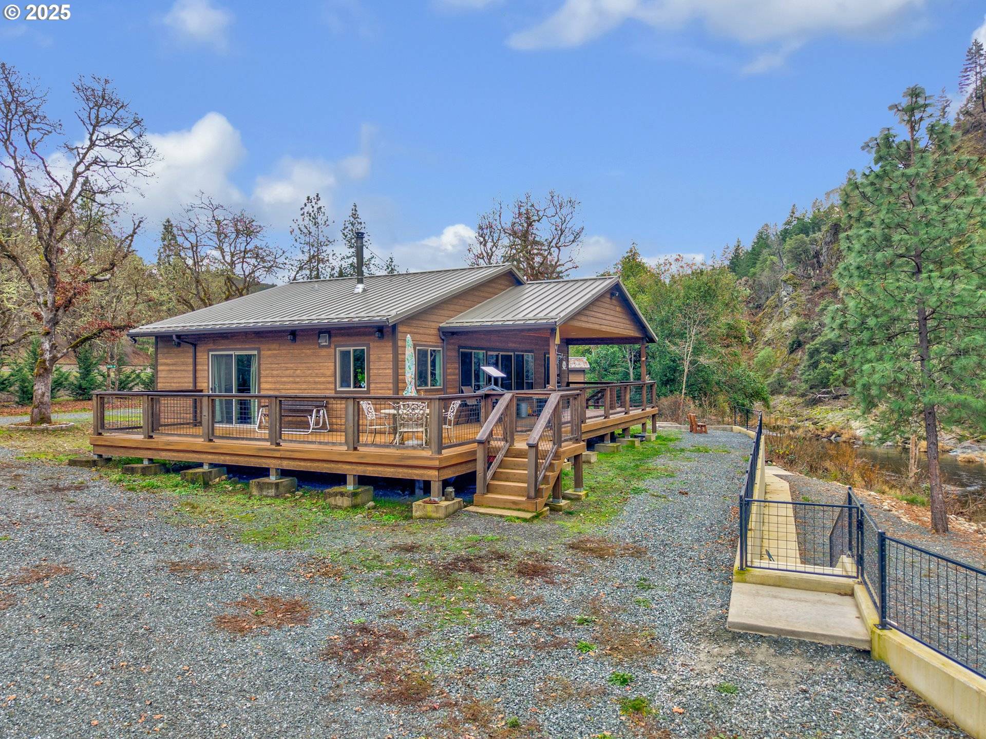 Riddle, OR 97469,4696 COW CREEK RD