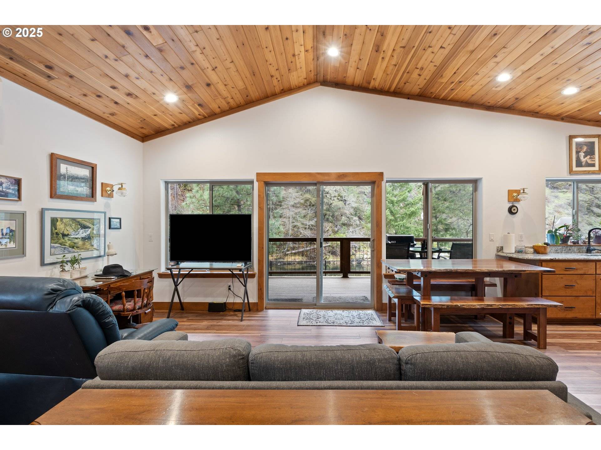 Riddle, OR 97469,4696 COW CREEK RD