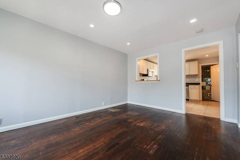 Passaic City, NJ 07055,323 Van Houten Ave