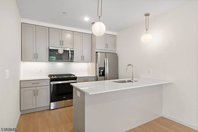 Morristown Town, NJ 07960,70 Ridgedale Ave #207