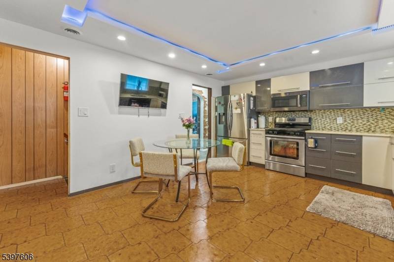 Clifton City, NJ 07013,54 Village Rd