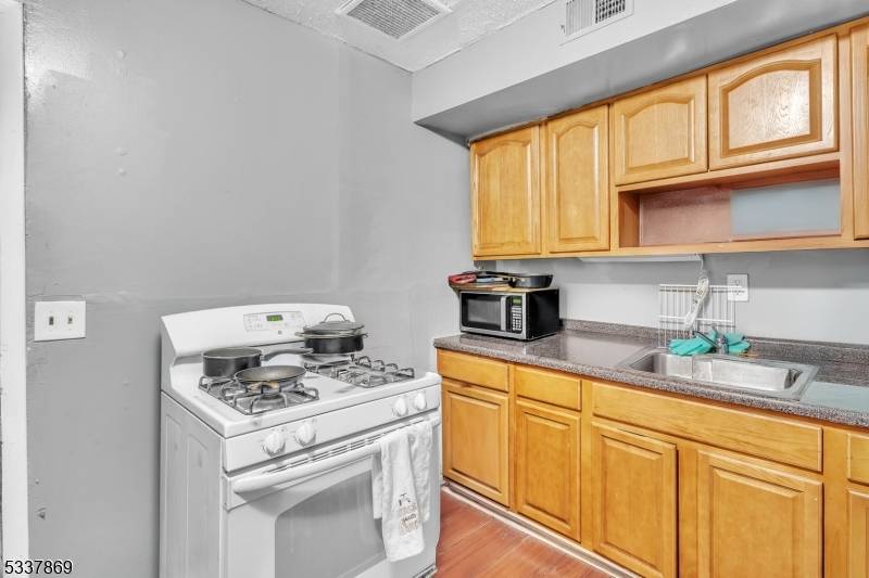 Newark City, NJ 07104,121 Highland Ave