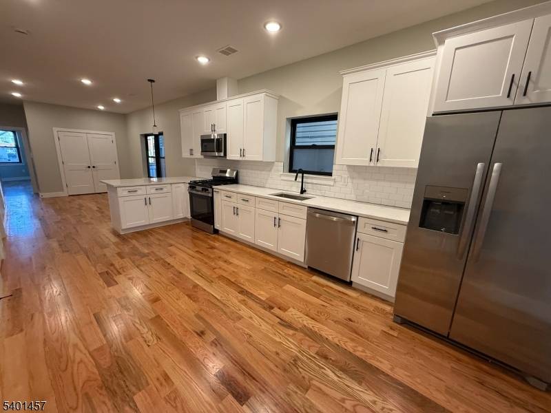 Newark City, NJ 07105,76 Barbara St #1