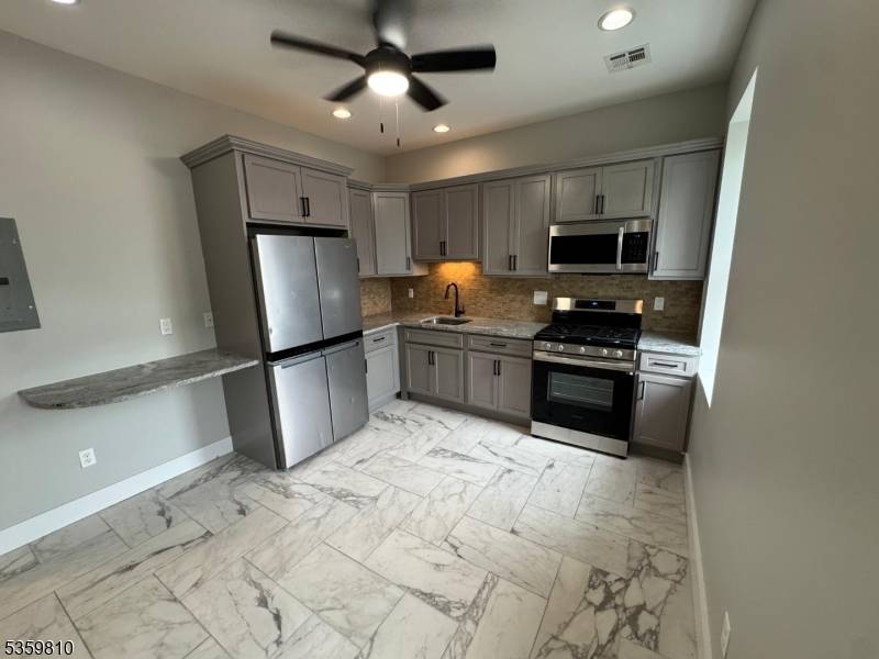 Newark City, NJ 07103,273 16Th Ave #3F