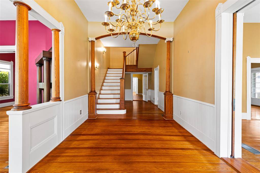 Henderson, TX 75652,305 E Main