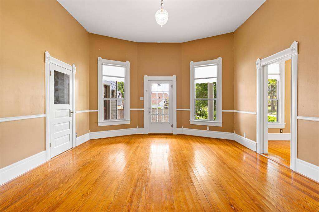 Henderson, TX 75652,305 E Main