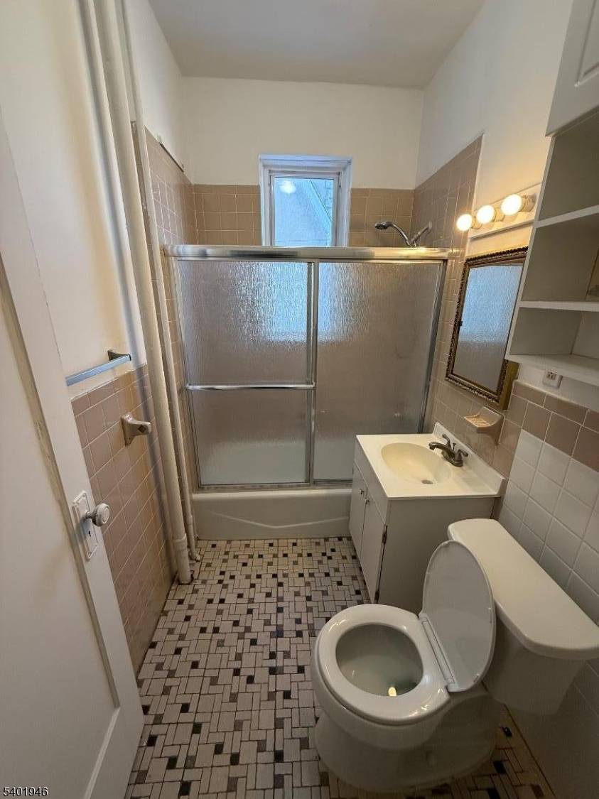 Cliffside Park Boro, NJ 07010,214 Lawton Ave #1