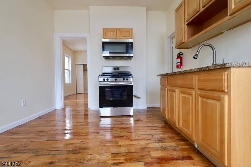 Newark City, NJ 07103,292 S 8Th St #1