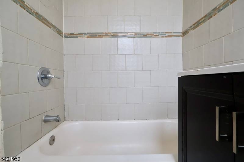 Newark City, NJ 07103,292 S 8Th St #1