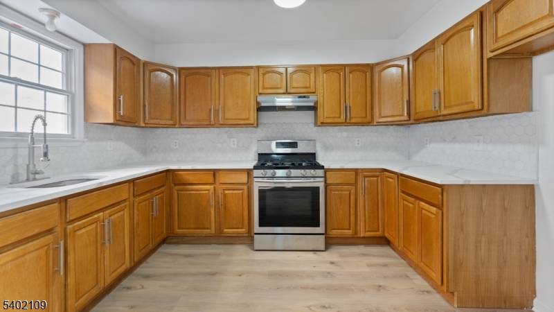 Newark City, NJ 07102,16 E Kinney St