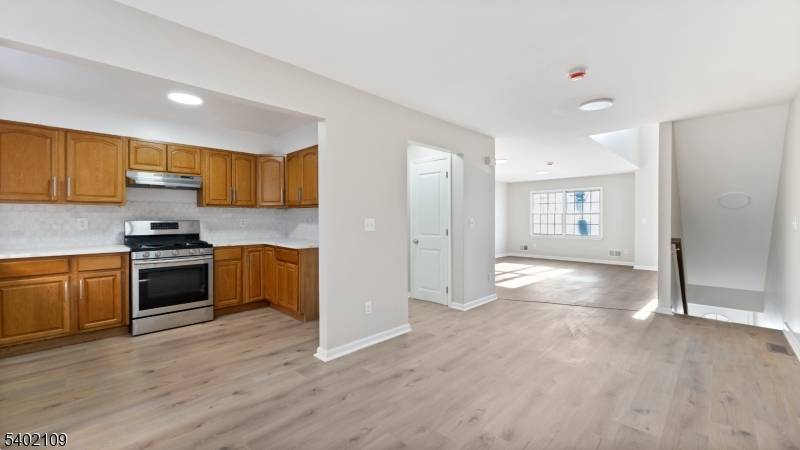 Newark City, NJ 07102,16 E Kinney St