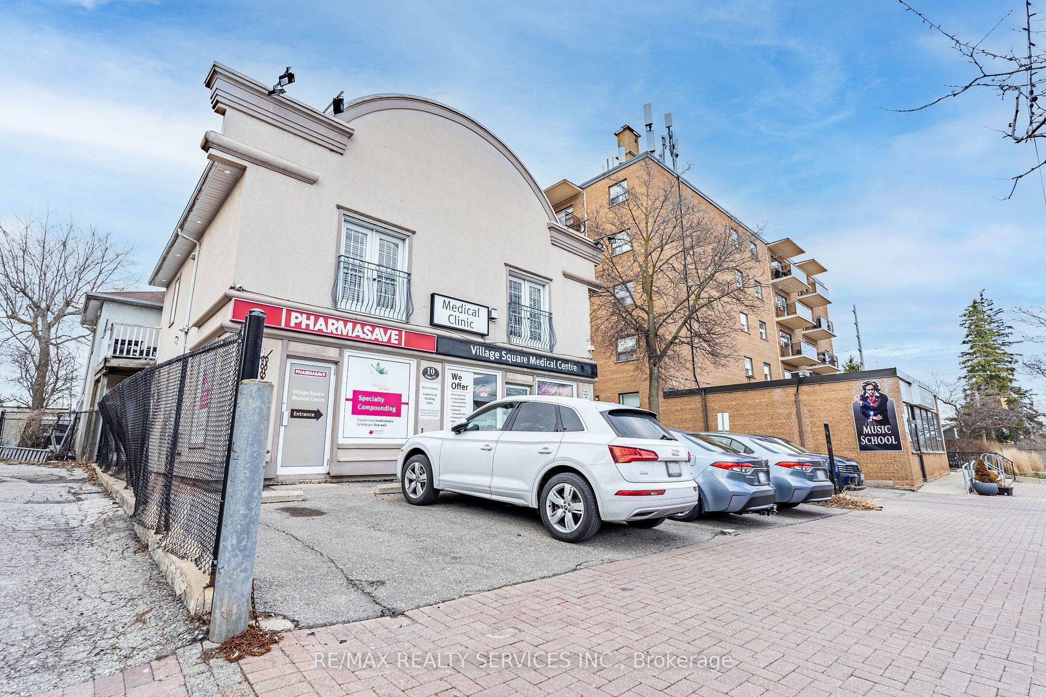 Mississauga, ON L5M 1X3,10 Main ST