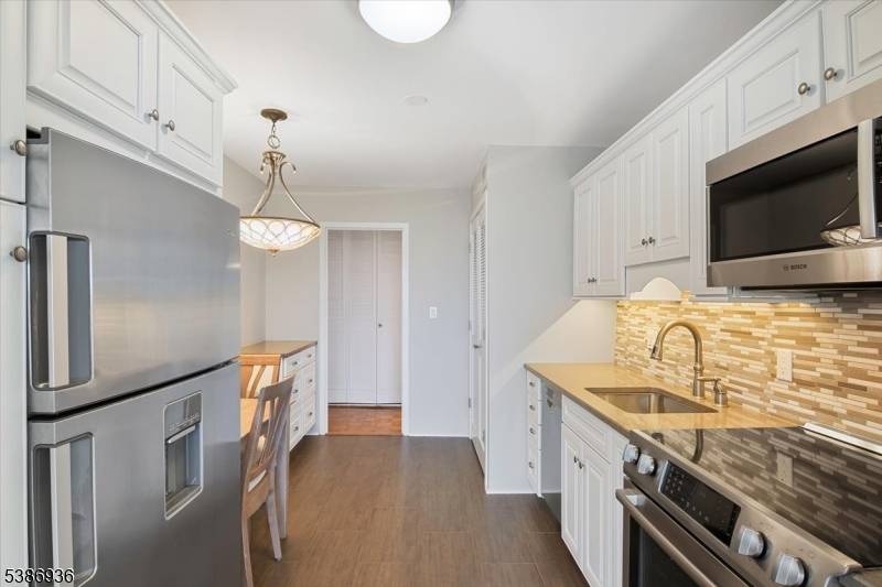 Verona Twp., NJ 07044,1 Claridge Dr #806