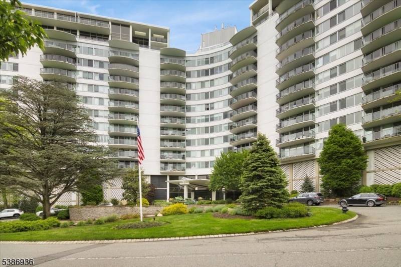 Verona Twp., NJ 07044,1 Claridge Dr #806