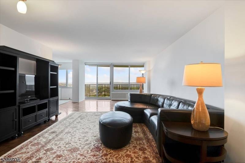 Verona Twp., NJ 07044,1 Claridge Dr #806